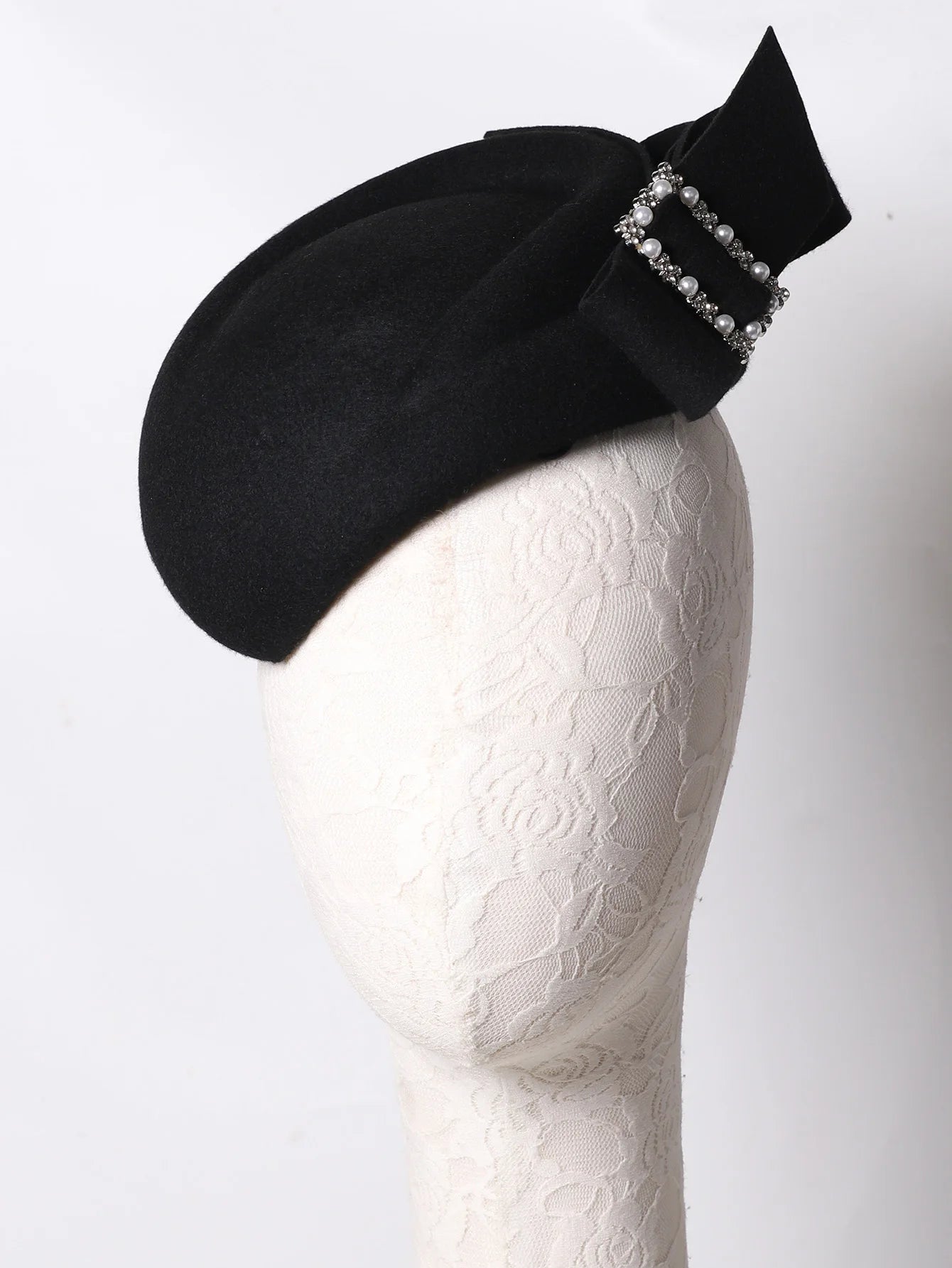 Elegant French Beret with Bow – Sophisticated Style