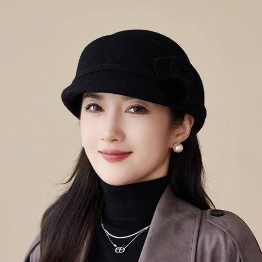 Chapéu Pillbox Vintage com Flor – Estilo Equestre Elegante