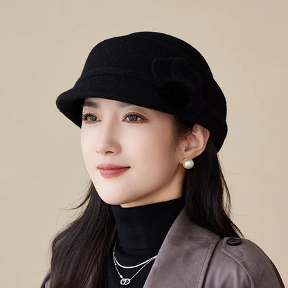 Chapéu Pillbox Vintage com Flor – Estilo Equestre Elegante
