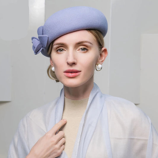 Boina Fascinator com Flor – Elegância Formal