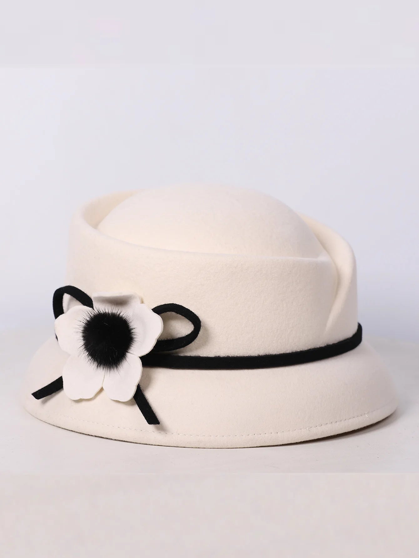 Chapéu Bowler com Flor e Laço – Elegância Formal