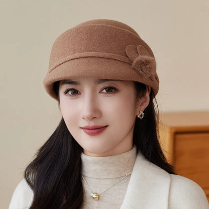 Chapéu Pillbox Vintage com Flor – Estilo Equestre Elegante