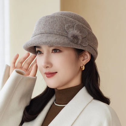 Chapéu Pillbox Vintage com Flor – Estilo Equestre Elegante