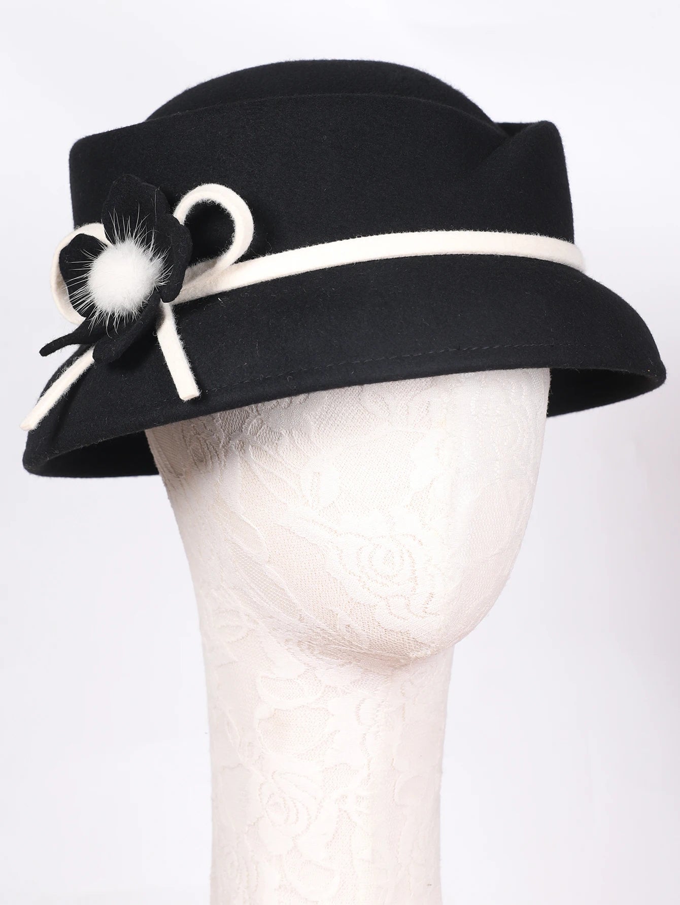 Chapéu Bowler com Flor e Laço – Elegância Formal