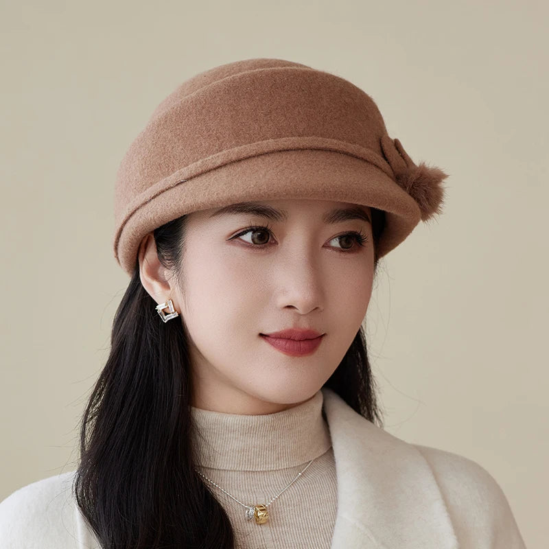 Chapéu Pillbox Vintage com Flor – Estilo Equestre Elegante