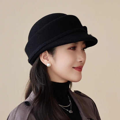 Chapéu Pillbox Vintage com Flor – Estilo Equestre Elegante