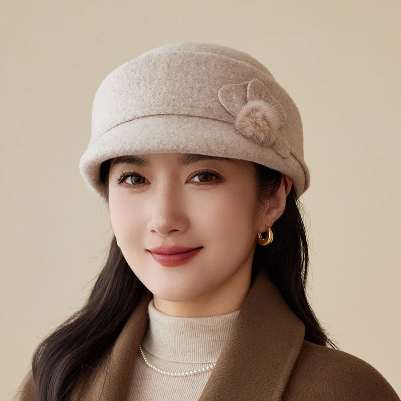 Chapéu Pillbox Vintage com Flor – Estilo Equestre Elegante