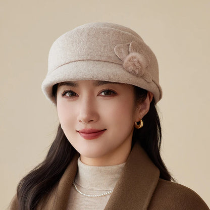 Chapéu Pillbox Vintage com Flor – Estilo Equestre Elegante