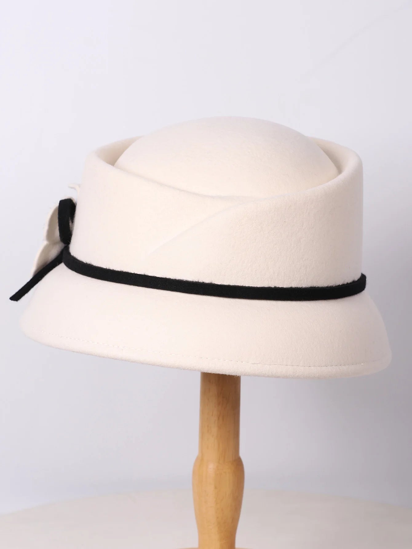 Chapéu Bowler com Flor e Laço – Elegância Formal