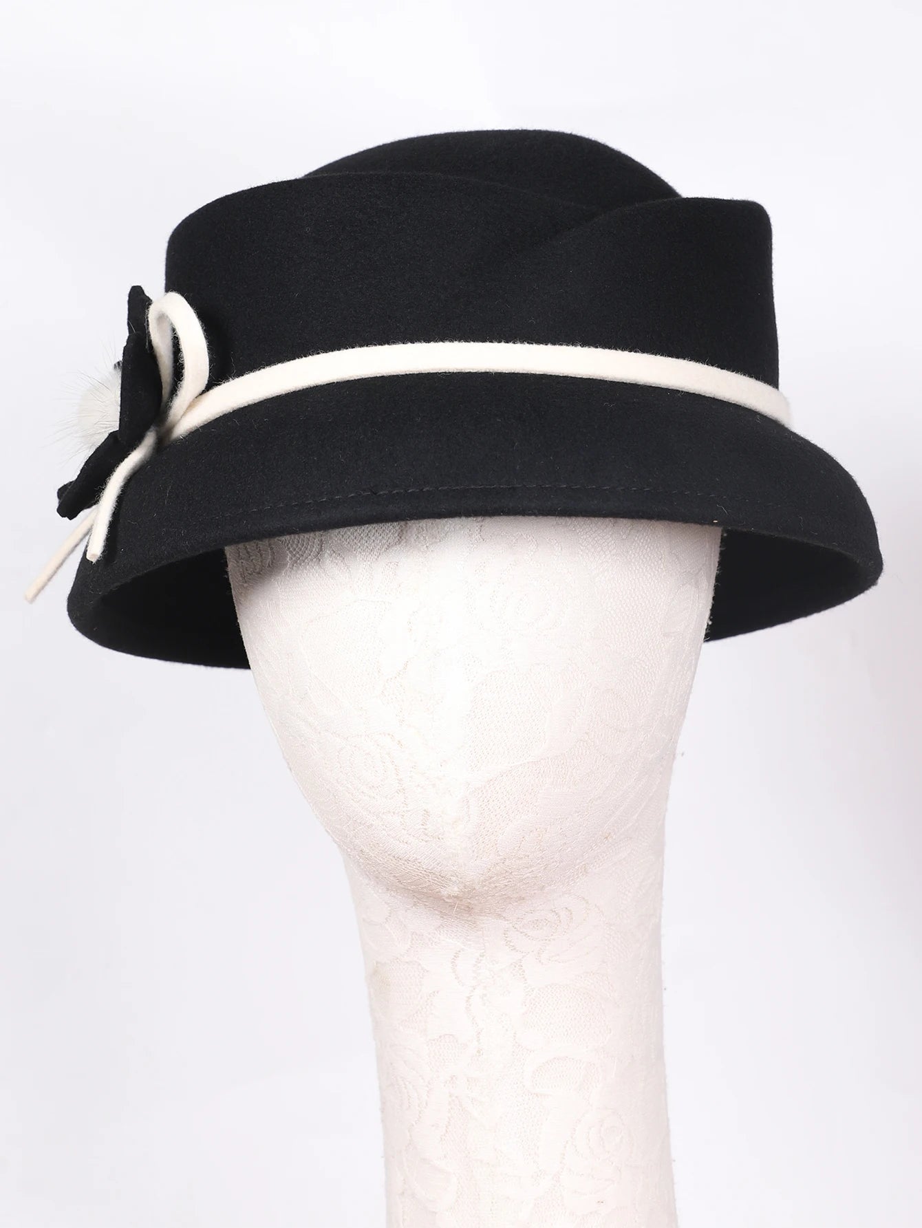 Chapéu Bowler com Flor e Laço – Elegância Formal