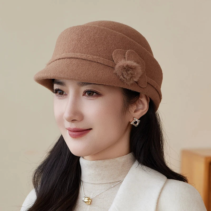 Chapéu Pillbox Vintage com Flor – Estilo Equestre Elegante