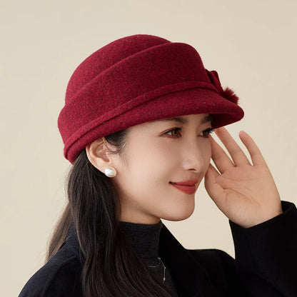 Chapéu Pillbox Vintage com Flor – Estilo Equestre Elegante