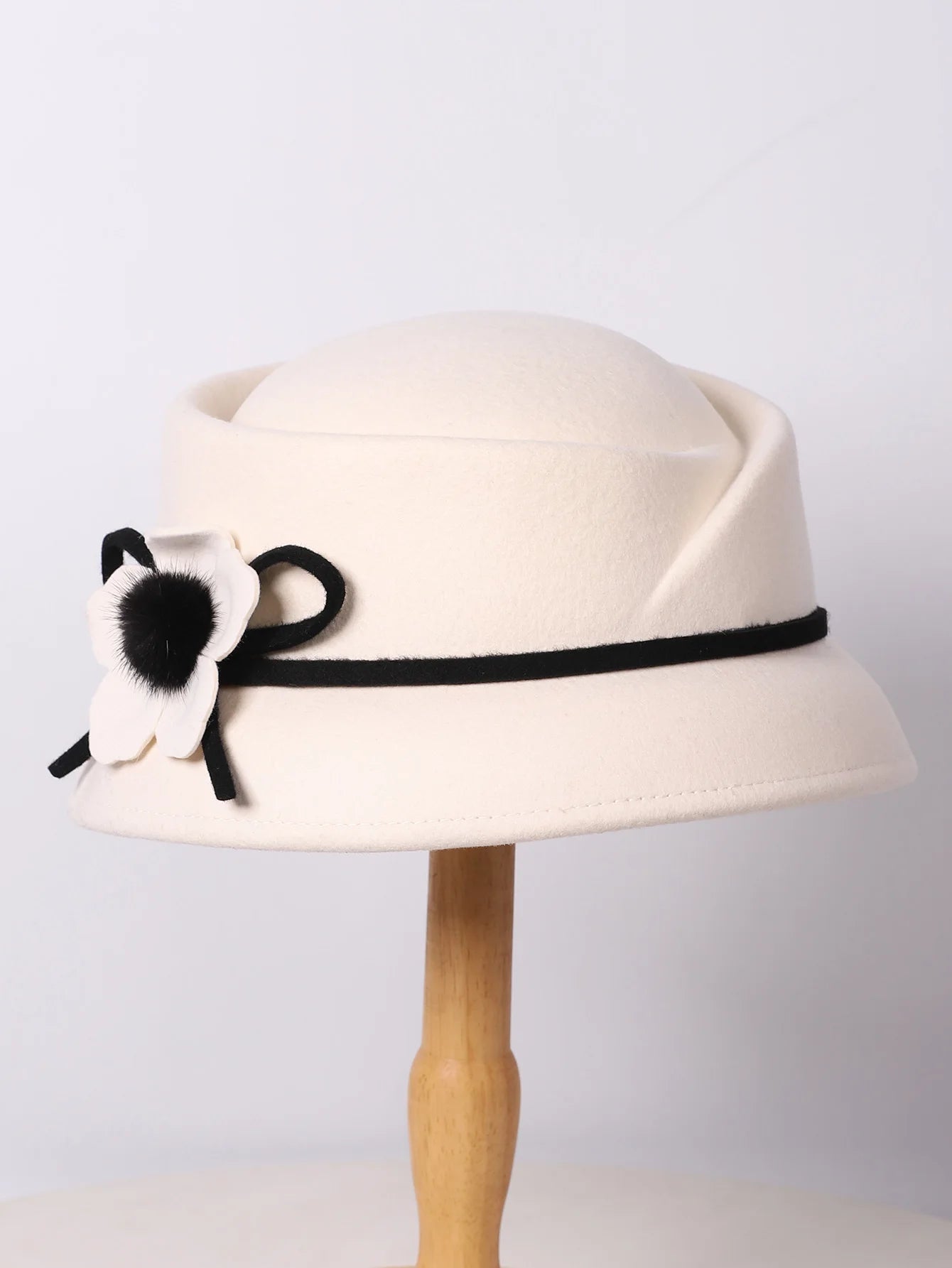 Chapéu Bowler com Flor e Laço – Elegância Formal