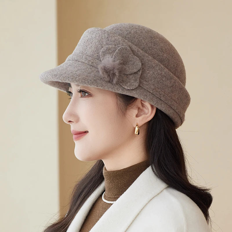 Chapéu Pillbox Vintage com Flor – Estilo Equestre Elegante