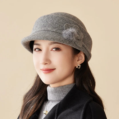 Chapéu Pillbox Vintage com Flor – Estilo Equestre Elegante