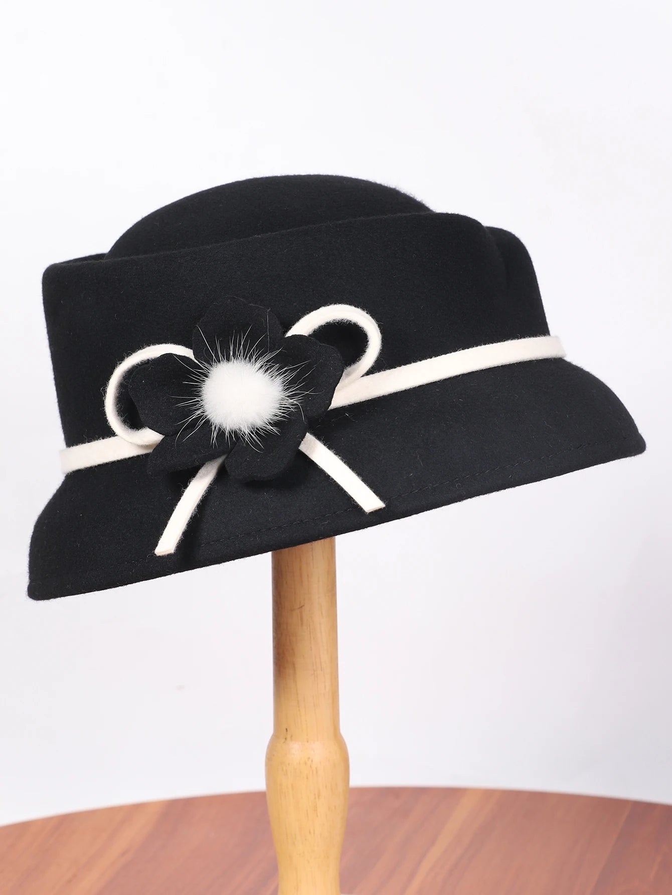 Chapéu Bowler com Flor e Laço – Elegância Formal